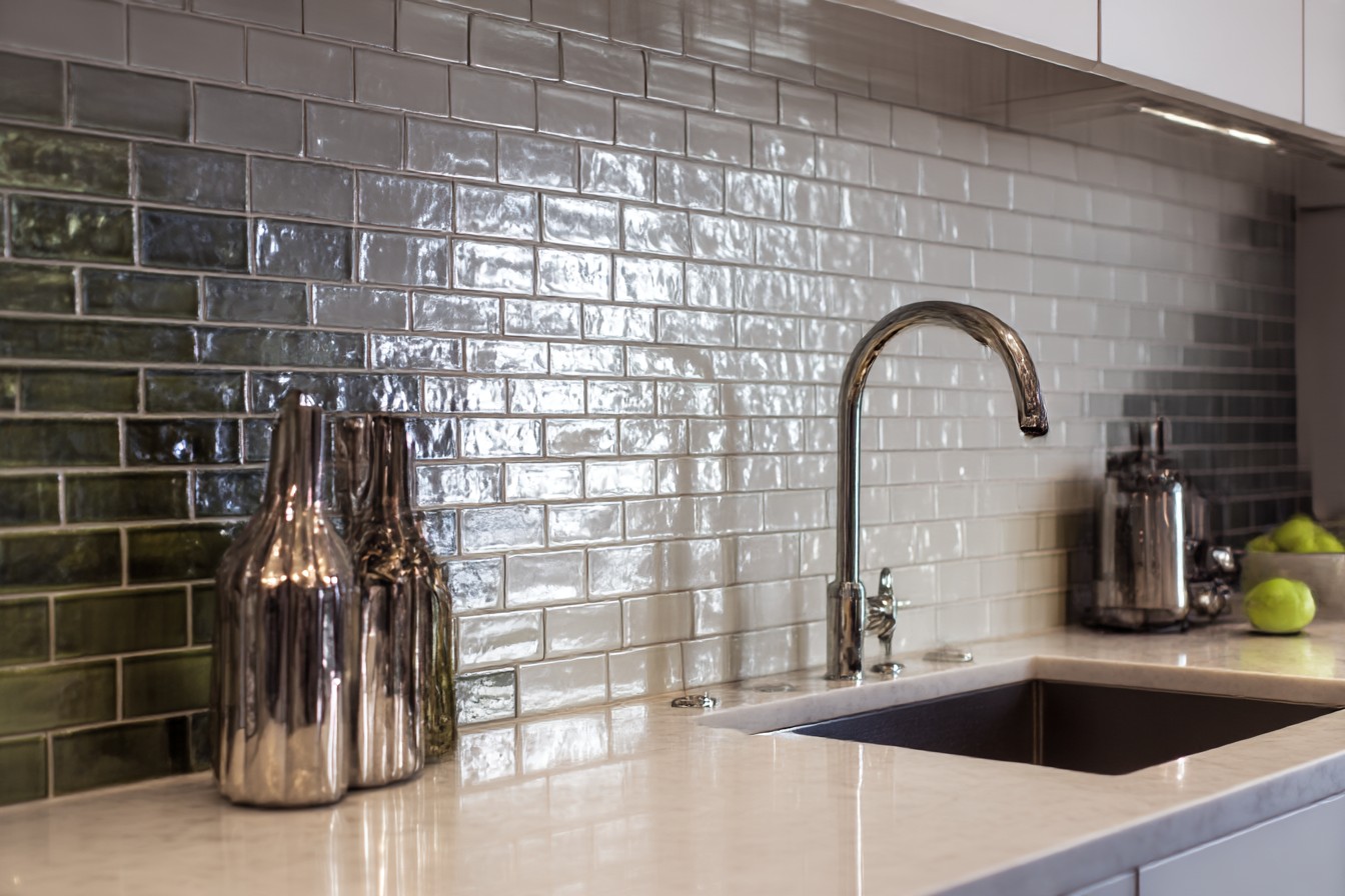 im1979_Backsplash_Magic_Small_Tile_Changes_That_Completely_Tr_31a8c283-b19c-4cc4-abbc-dc4ee8d55980_3